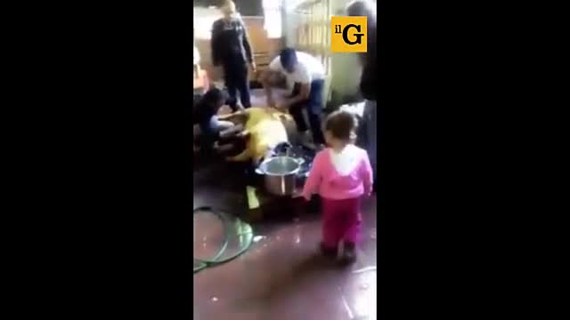 Livorno, stranieri macellano un maiale dentro casa