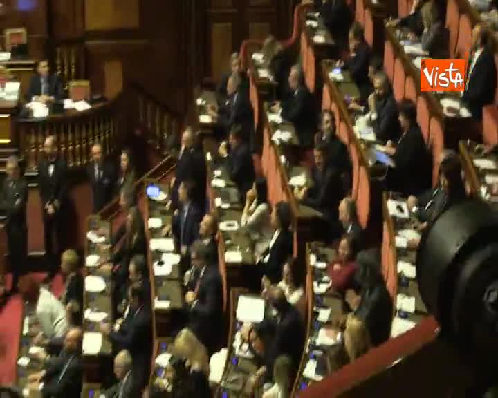 Manovra, Casellati annuncia nuovo calendario dei lavori, esplode la bagarre in aula