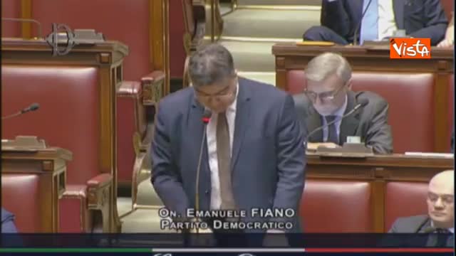 In Aula Fiano colpisce Garavaglia con un fascicolo
