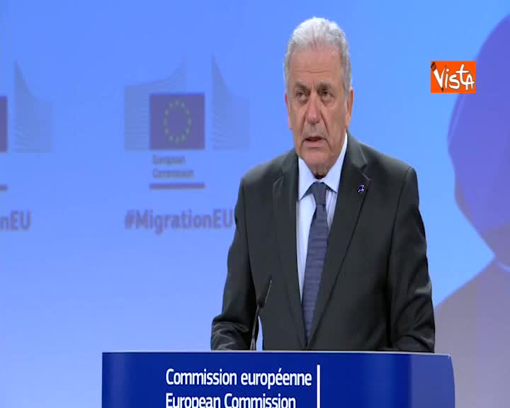 Migranti, Avramopoulos: “Contento per 49 che sbarcano a Malta”