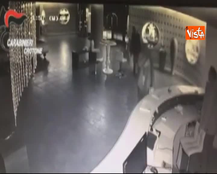 Barca di curdi naufraga in mare, il video degli scafisti che se ne vanno in hotel.