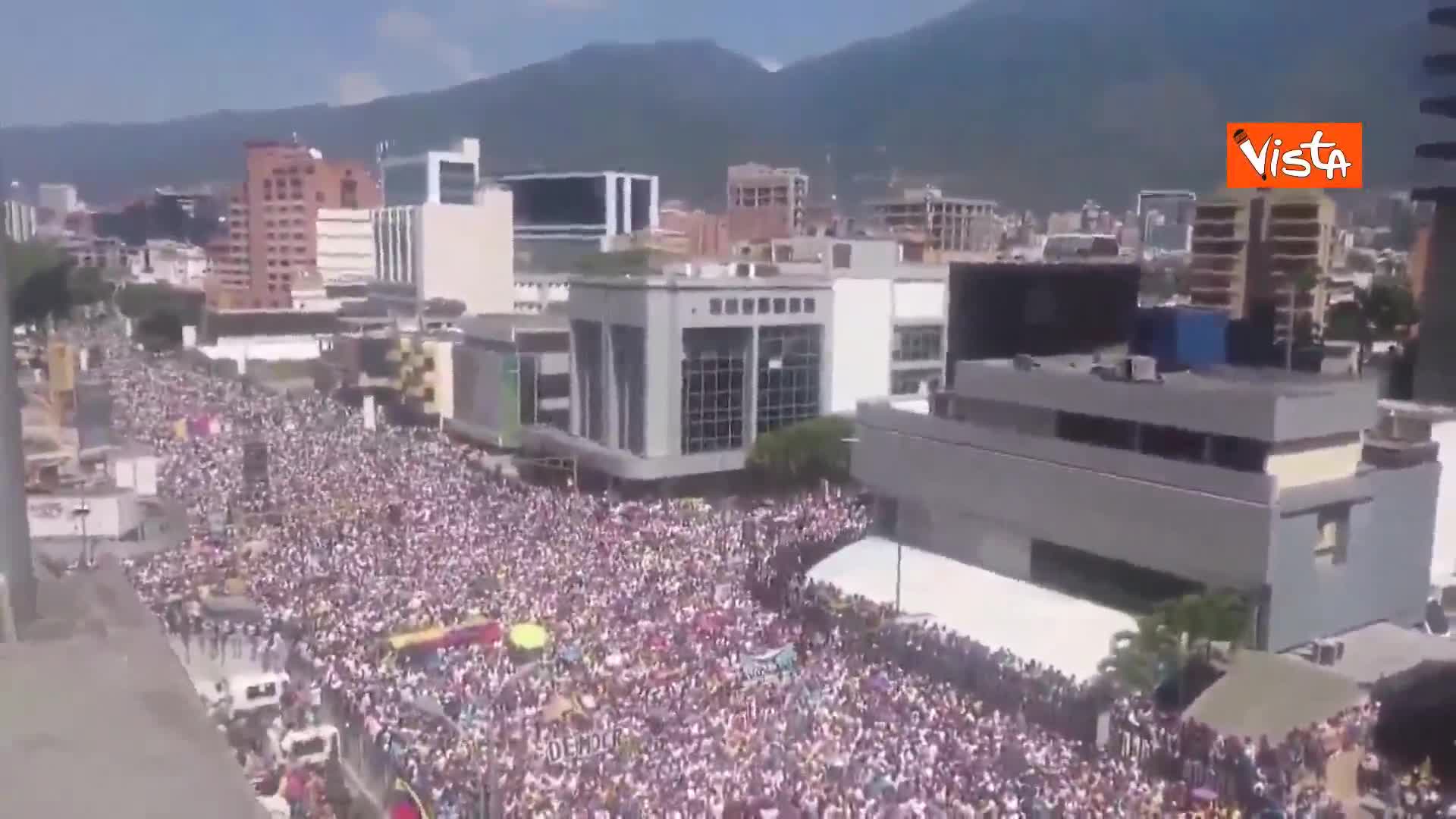 Venezuela, in migliaia in piazza contro Maduro. Le immagini