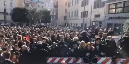Ozieri, fischiano Salvini. E lui: "Faremo un parco acquatico per i comunisti"
