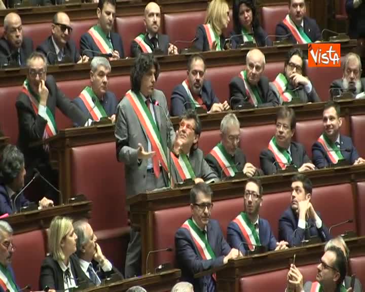 Standing ovation in aula Camera per coordinatore nazionale dei piccoli comuni dell’Anci Castelli