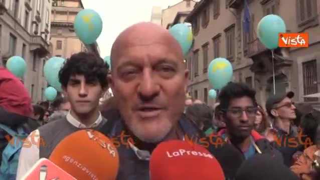Migranti, Bisio: "Questa è l'Italia che mi piace prima la gente"
