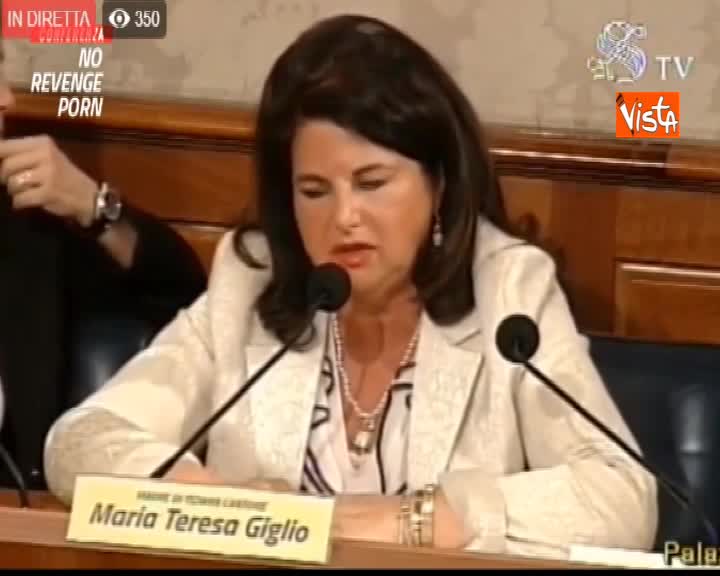 La commozione della mamma di Tiziana Cantone alla conferenza su Ddl contro il revenge porn