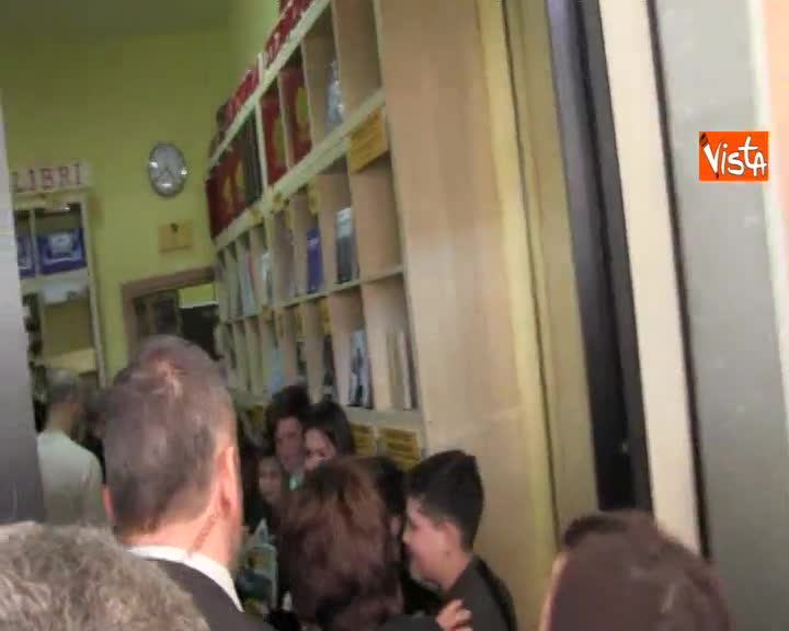 Casellati arriva alla Scugnizzeria di Melito, strette di mano ai ragazzi e visita ai laboratori