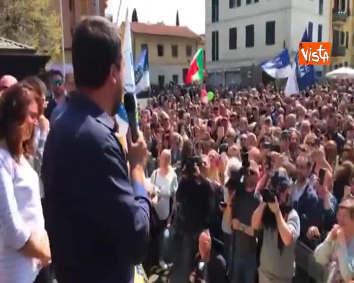 Salvini ai ragazzi presenti al comizio: “Salutatemi i prof di sinistra che tanto non mancano mai”