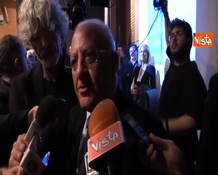 Pil, De Luca: “Non reggeremo a lungo con le finzioni”