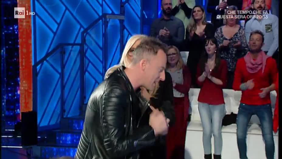 Francesco Facchinetti con il Capitano fa scatenare il padre Roby e Mara Venier