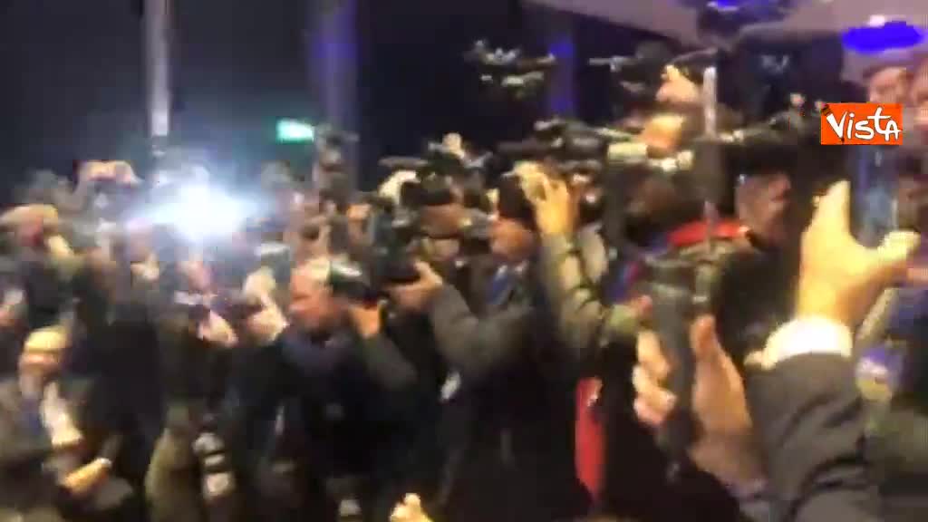 Europee, Salvini lancia alleanza transnazionale, la stretta di mano con i leader a Milano