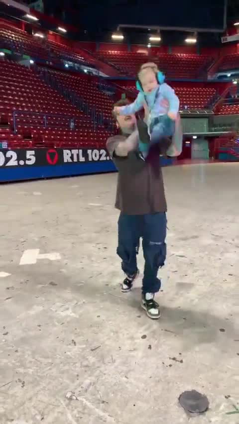 Leone a un concerto del padre Fedez, è la prima volta