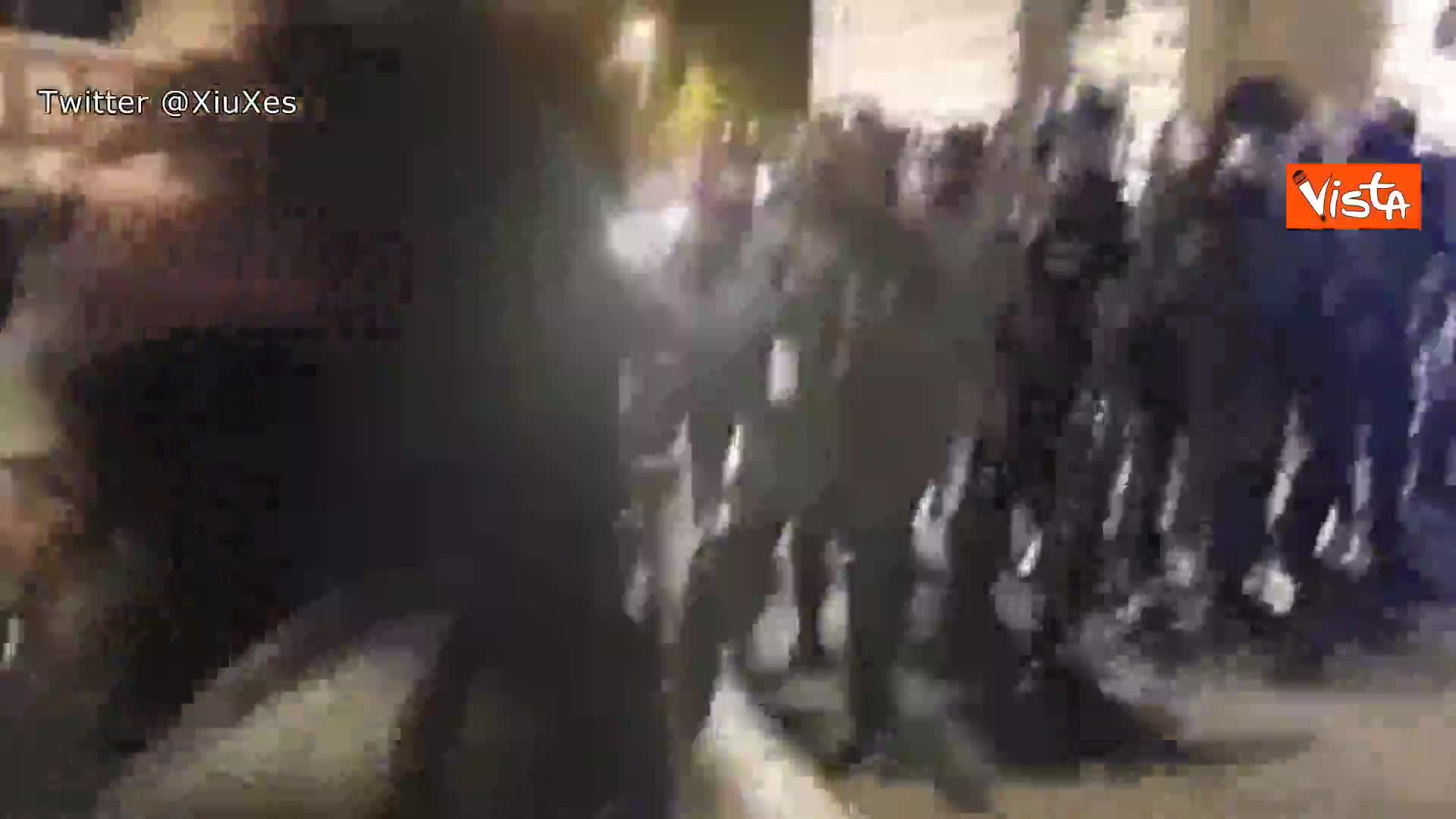 Gilet Gialli, 24esimo sabato di proteste. Cani e spray urticante contro i manifestanti
