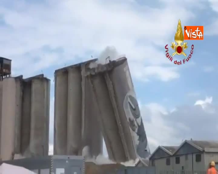 Demolizione silos nel porto di Ancona, il momento dell’implosione della struttura