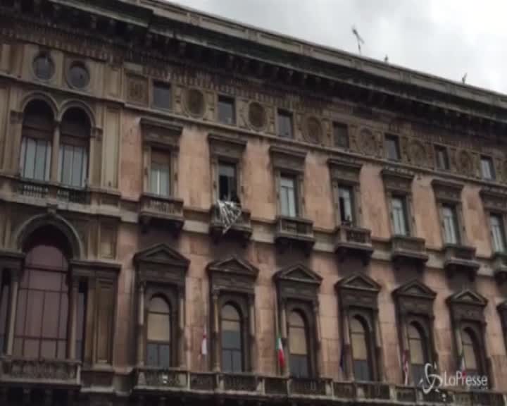 Manifestazione Lega a Milano, in piazza lo striscione "Restiamo Umani"
