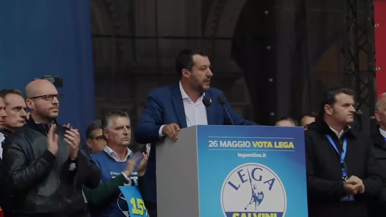 Al comizio sovranista tra la folla leghista che osanna Salvini