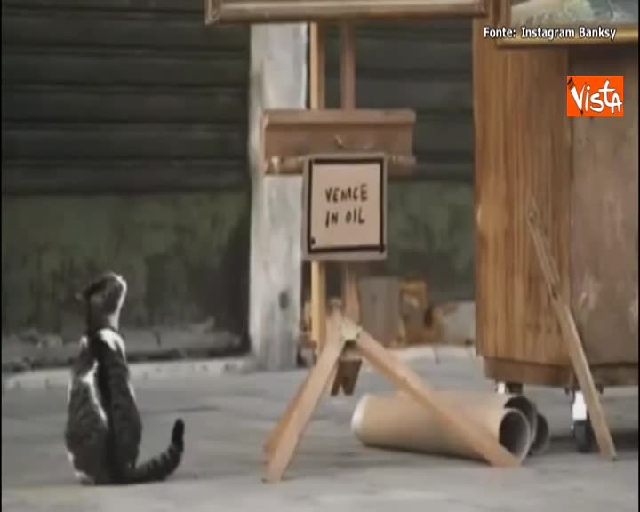 Banksy espone installazione a Venezia, la polizia locale lo invita ad andarsene