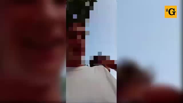 Pestano i bagnini, poi pubblicano un video choc
