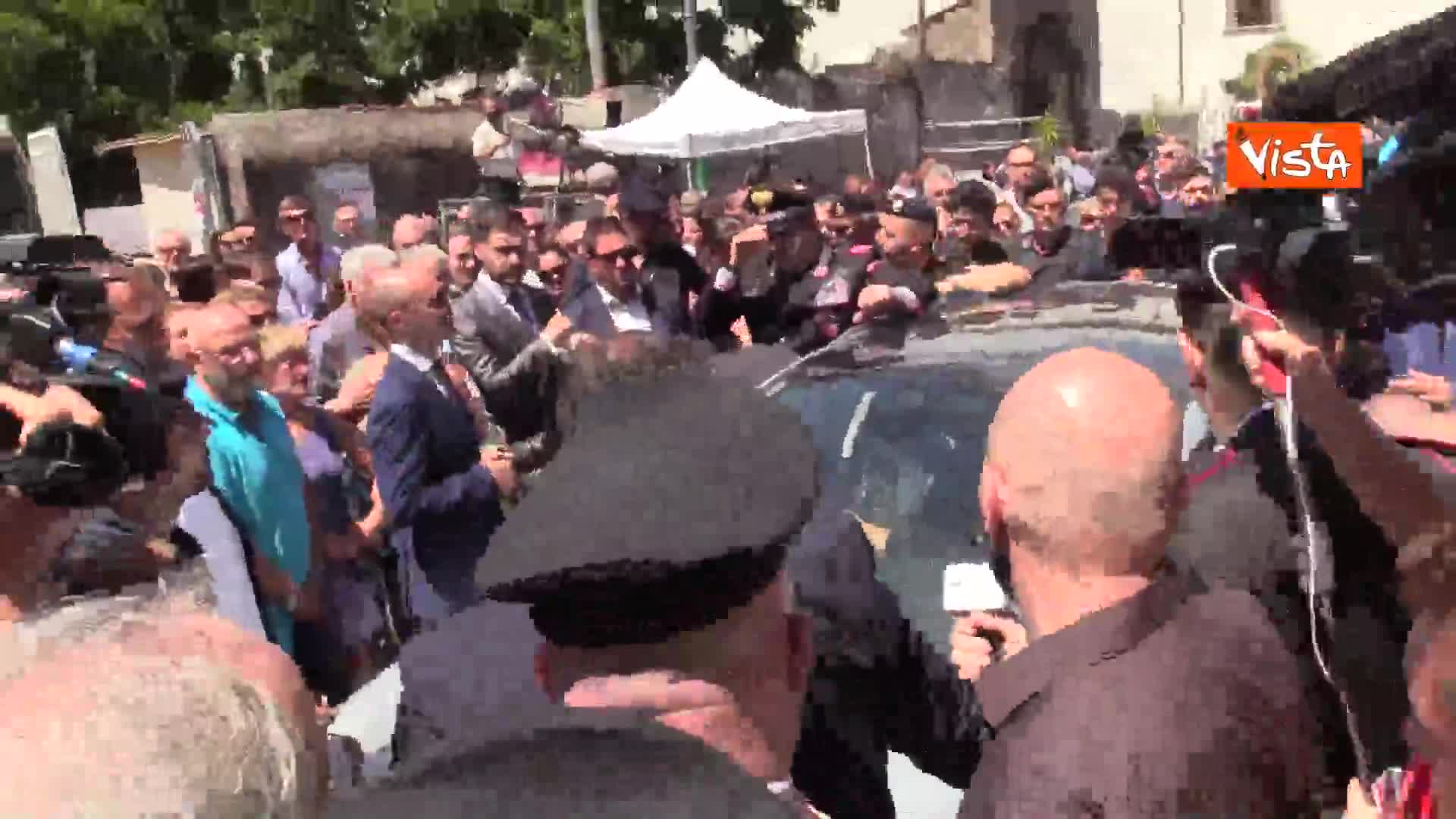 Carabiniere ucciso a Roma, Salvini saluta la vedova, la folla grida: “Matteo, giustizia per Mario”