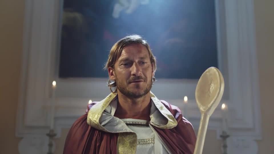 Totti nei panni di "San Pupone"