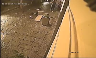 L'atto di teppismo in centro a Napoli ripreso dalle telecamere