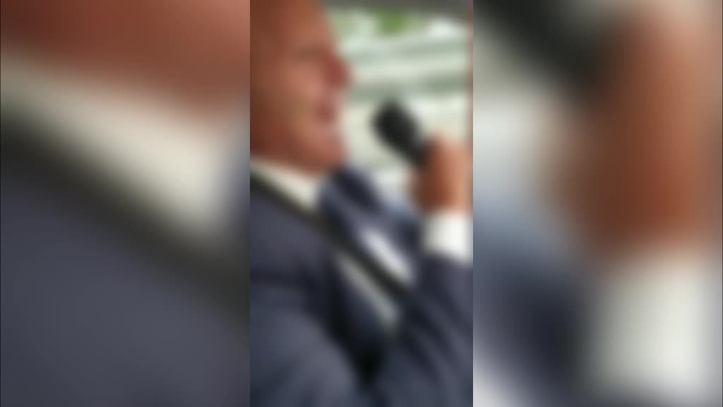 Choc a Napoli: becchino canta e ride mentre trasporta salma