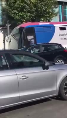 Le immagini della brutale aggressione all'autista del bus