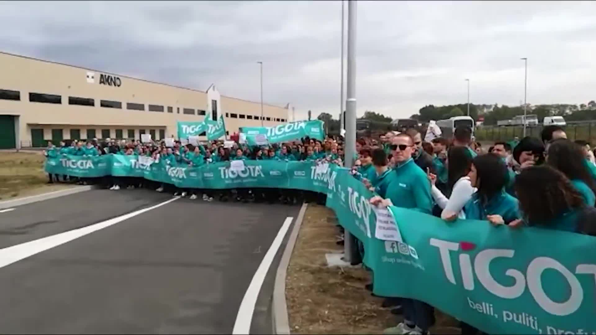 Tigotà, lavoratori manifestano contro lo sciopero Cobas