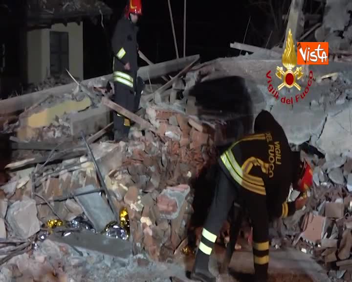 Esplosione di una palazzina ad Alessandria, muoiono 3 vigili del fuoco