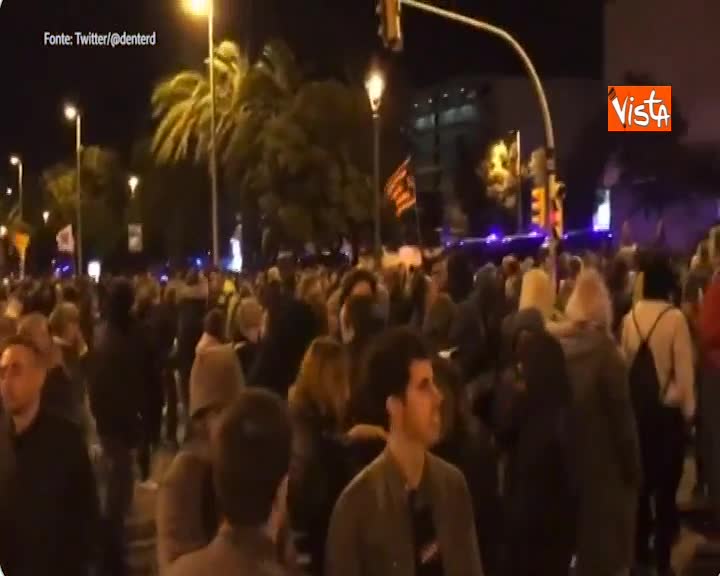 Gli independentisti catalani scendono in piazza a Barcellona contro Re Filippo VI