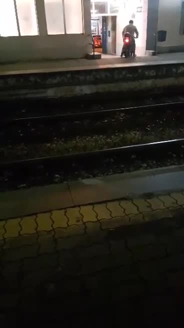 Napoli, sfreccia in scooter su banchina della Cumana