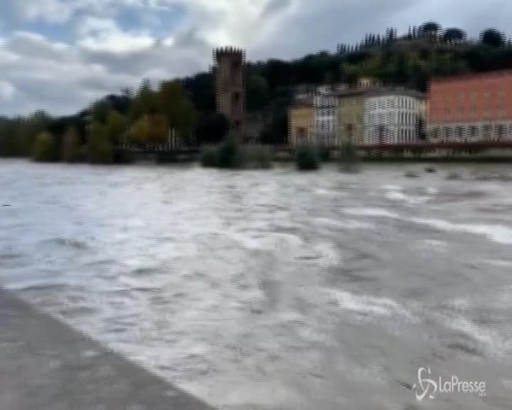 Firenze, preoccupa la piena dell'Arno