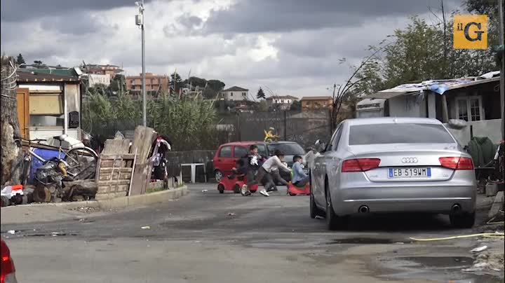 Nel campo di via Candoni tra paura e degrado: "Qui è meglio non entrare"