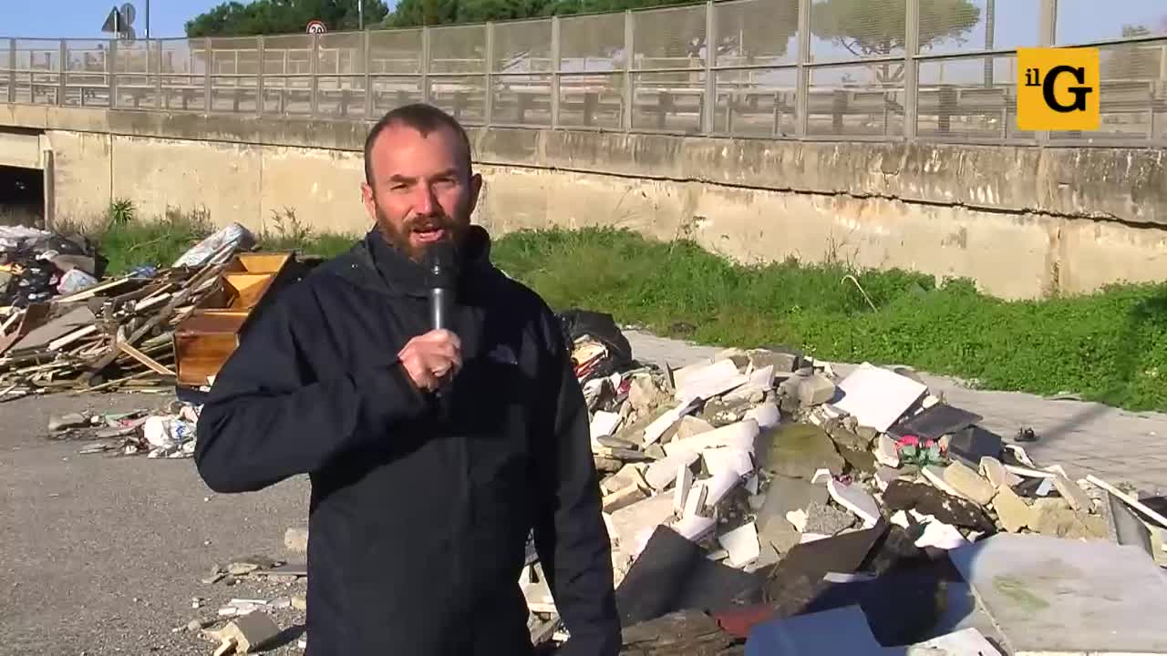 Napoli, lapidi in discarica abusiva a Ponticelli