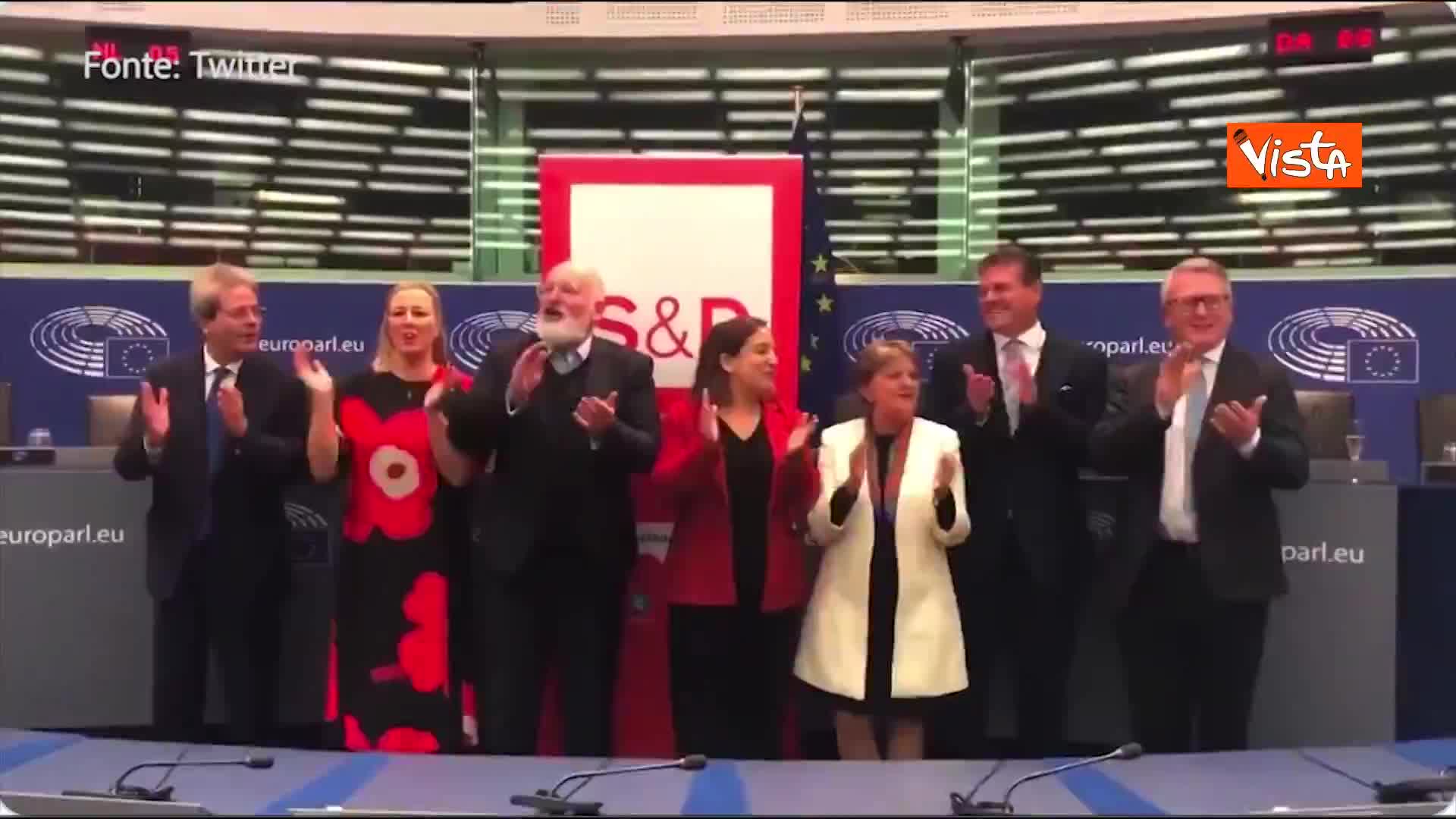Gentiloni e i commissari socialisti cantano ‘Bella ciao’ al Parlamento Ue
