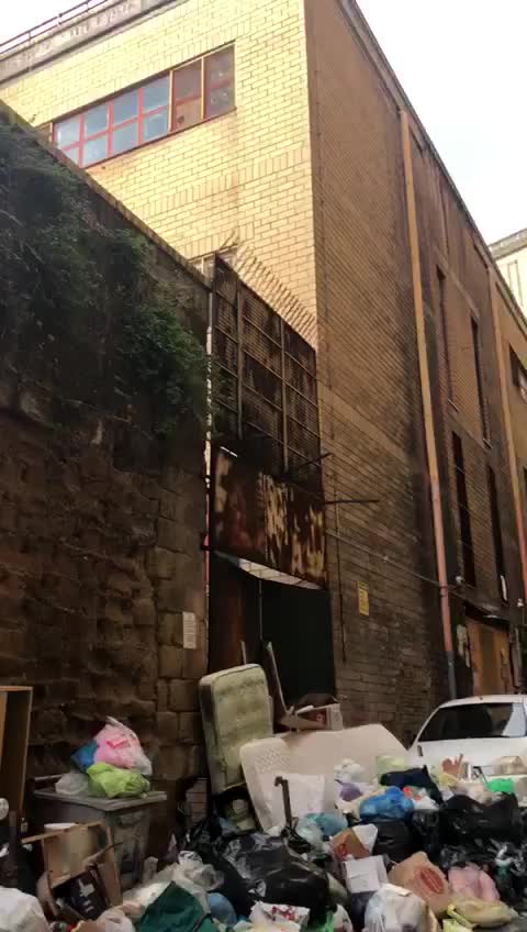 Le immagini dei rifiuti davanti all'asilo nido