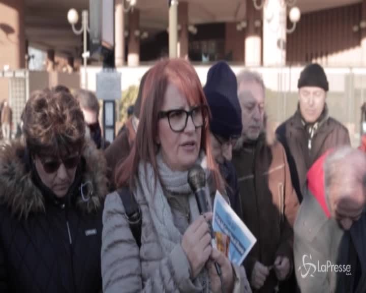 Torino, un rosario per Salvini davanti al Tribunale