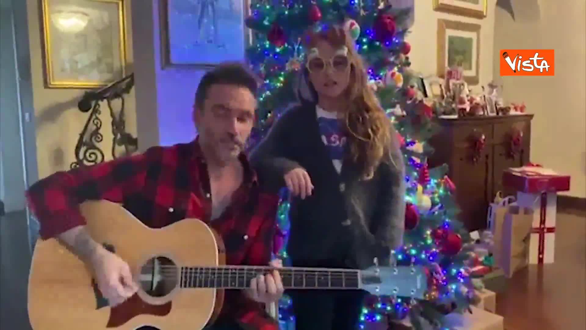 Il duetto di Nek con la figlia, insieme cantano "Jingle Bells Rock"